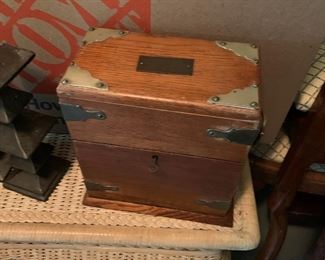 Traveling decanter box from the mid-1880s