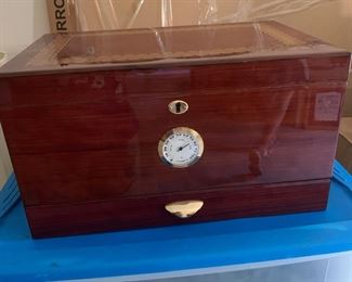 Cigar humidor