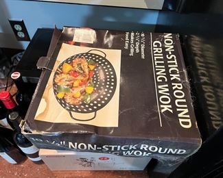 Non-stick round grilling wok - in box