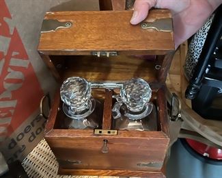 Traveling decanter box from the mid-1880s