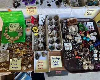 Earrings, pendants and pins