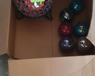 Lawn globes /  ornaments, gazing ball