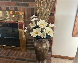 . .. great vase w/flowers