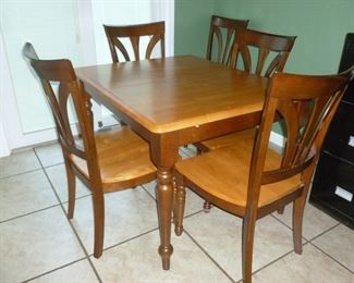 Nice kitchen table & 6 chairs w/built-in pull-up leaf