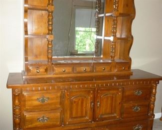 Dresser w/hutch mirror