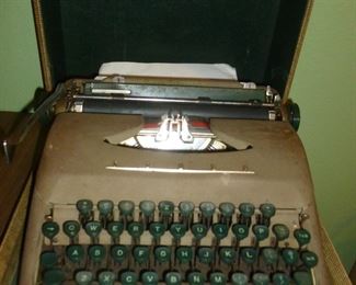 Vintage typewriter (could use cleaning up)