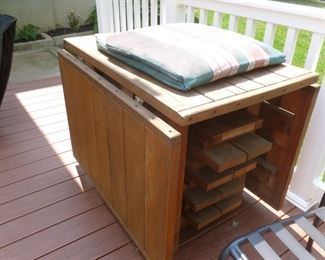 Cedar self-storing picnic table w/benches