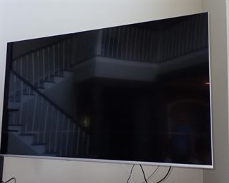 VIZIO LARGE SCREEN TV