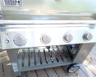 4 BURNER WEBER GRILL WITH COVER