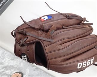 A-950 WILSON BASEBALL GLOVE