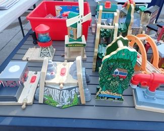 THOMAS THE TRAIN BUILDINGS