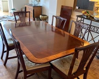 Beautiful dining table and six chairs, one leaf