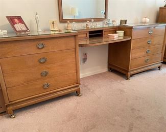 Vanity that would come with purchase of both 4 drawer chests~