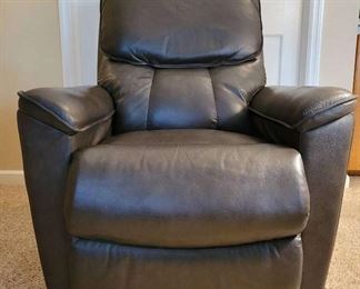 "On the Fairway in Woodside" in Aiken, SC. Closing on Fri 6/30 at 8pm. Pickup is Sat 7/1 11-3pm. Please click here to view more photos, descriptions, and current bids:&nbsp;https://ctbids.com/estate-sale/22440