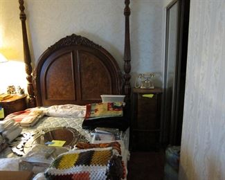 Beautiful 4 poster bed! Kathy Ireland! Full. 