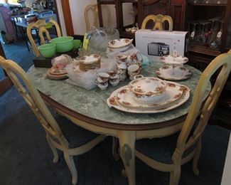 Dining room table, with leaves and pads