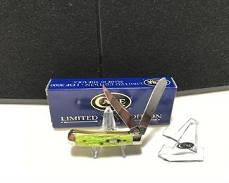 Lot # : 121 - CASE - Tiny Trapper Key Lime Bone Handle
Case XX 2004 Measures: 2 1/2" closed Badge: bomb shield Blade: 2, etched on blade Limited XX Edition 1 of 3000 Box: original Limited XX Edition.
