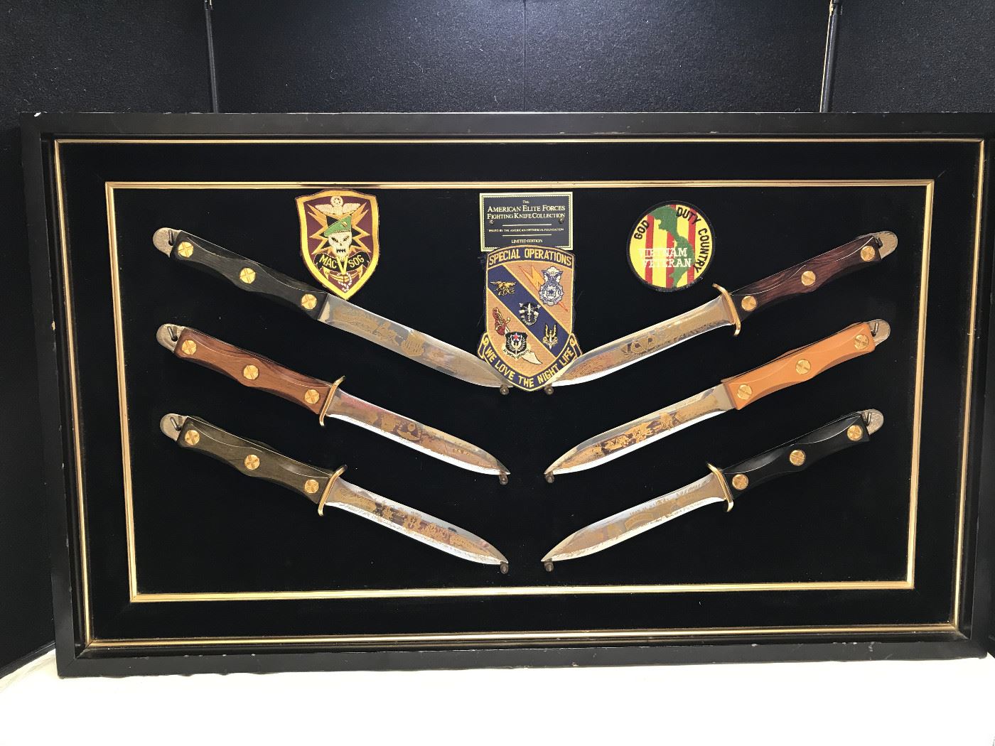 Lot 2 | 
American Elite Forces Fighting Knife Collection#90
John EK Commemorative Fighting Knife Set 2500 sets were made exclusively for American Historical Foundation to commemorate Air Special Operations, U.S. Marines Recon, U.S. Army Special Forces, U.S. Airborne Forces, U.S. Navy Seals/UDT, U.S. Army Rangers. 6 knives M: 31" x 18".