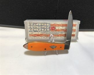 Lot # : 126 - CASE - Tear Drop Jack Orange Bone Handle
W.R. Case & Sons 2018 Measures: 3 1/2" closed Badge: unusual shield w/ CASE in middle Blade: single Box: W.R. Case & Sons Sheperd Hills Exclusive original.