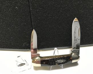 Lot # : 162 - CASE - Canoe Brown Bone Handle
CASE XX 1977 Measures: 3 1/2" closed Badge: oval CASE Blade: 2, engraved with Indian in Canoe Box: none.