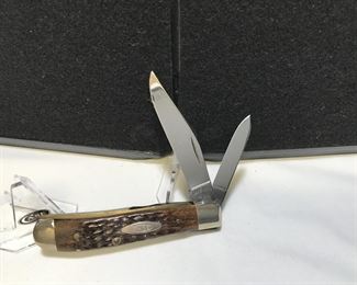 Lot # : 182 - CASE - Jack Knife Brown Bone Handle 1979
CASE XX 1979 Measures: 3 1/2" closed Badge: oval CASE Blade: 2 Box: none.