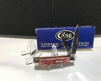 Lot # : 221 - CASE - Peanut Raspberry Bone Handle
Case xx 2005 Measures: 2 3/4" closed Badge: bomb shield Blade: 2, etched on blade LIMITED XX EDITION 1 of 3000 Box: original Limited XX Edition.