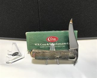 Lot # : 229 - CASE - Russlock Green Wood Handle
W. R. Case & Sons 2003 Measures: 3 1/2" closed Badge: oval long tail Case xx Blade: single, thumb flip TESTED XX Box: none.