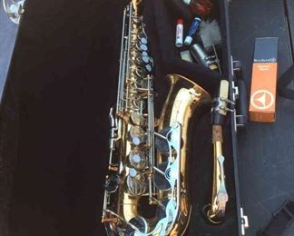 004 Vito Saxophone Vintage Instrument with Case, Needs TLC, Good Condition