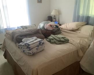 Queen bed ,and linens if interested in bed you can come early