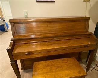 BALDWIN HAMPTON Walnut Upright PIANO