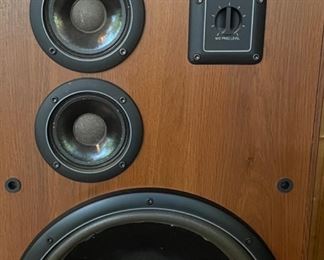 Infinity SM-152 speakers. Good Condition.