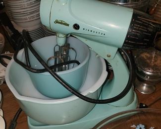 Sunbeam Mix-master Turquoise with (2) Original bowls...rare find!