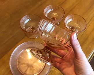 Sweet pink set of 4 glasses and plates