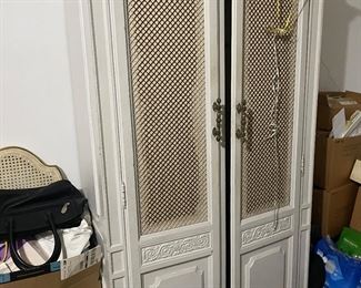 Goes with 3 piece set who set $400