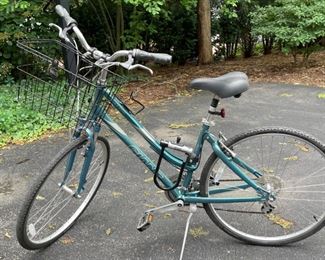 Giant Cypress Women's Bike. Photo 1 of 4.