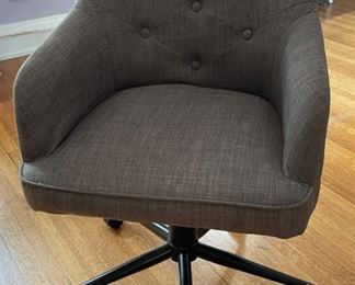 Upholstered Tufted Back Desk Chair.