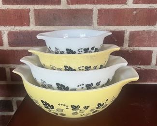 Vintage Pyrex YELLOW BLACK GOOSEBERRY Cinderella Complete Bowl Set