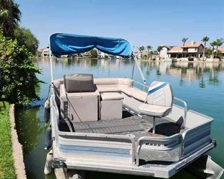 Sun Tracker Bass Buggy 18 Fishing Pontoon, 7 person 60 HP