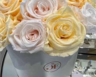 VENUS ET FLEUR....THESE ARE REAL ROSES THAT LAST!
