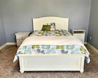 Pottery Barn Teen 
Style/ Chelsea Storage Bed 
Size: Queen Platform 
Finish: Simply White, Coastal Cottage 