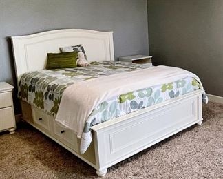 Pottery Barn Teen Chelsea Storage Bed Queen Platform 
Finish: Simply White
