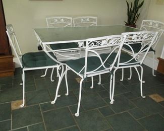 Lovely white iron patio table w/6 chairs.
