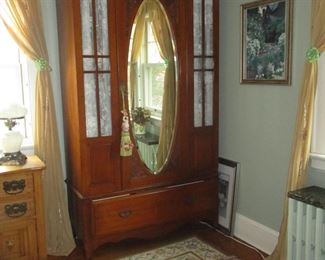 Great Victorian armoire - Beveled mirror in center