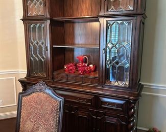 Beautiful Hutch and matching dining table with 2 leaves and 8 chairs sold separately 