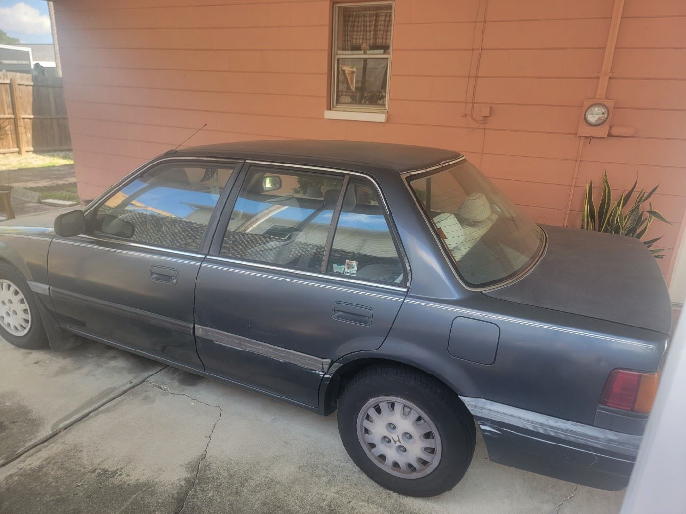 1998 Honda Civic LX only 87,000 miles! Taking offers until 1pm on Saturday!
Car runs good, AC works, car runs, needs back brakes and auto door locks don't work but you can lock the car with the key.