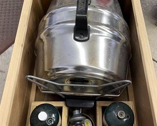 Keg-A-Que w/handy wood carry case