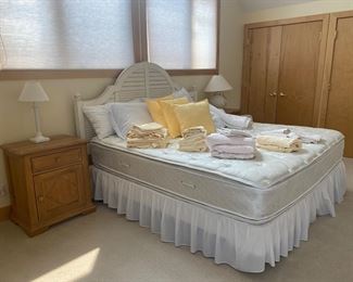 King size bed with headboarTeo matching nightstands