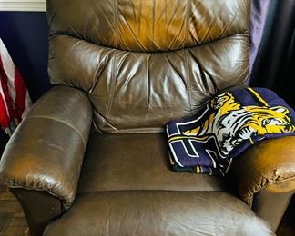 Pair (2) Leather  Lazy Boy Recliners 