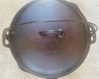 Vintage #10 Cast Iron Dutch Oven with Lid (12 5/8") -44HL