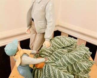 Porcelain Figurine with Christmas Tree Grandeur Noel Collectors Edition